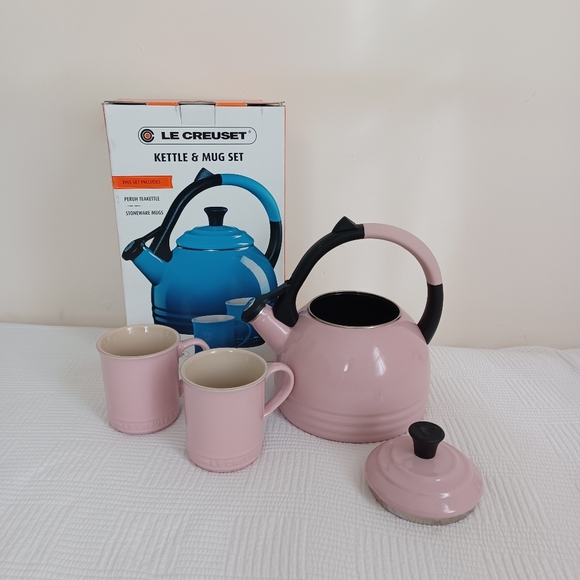Le Creuset Kettle & Mug Set Chiffon Pink Peruh Tea Kettle  with stoneware mugs - Picture 3 of 17